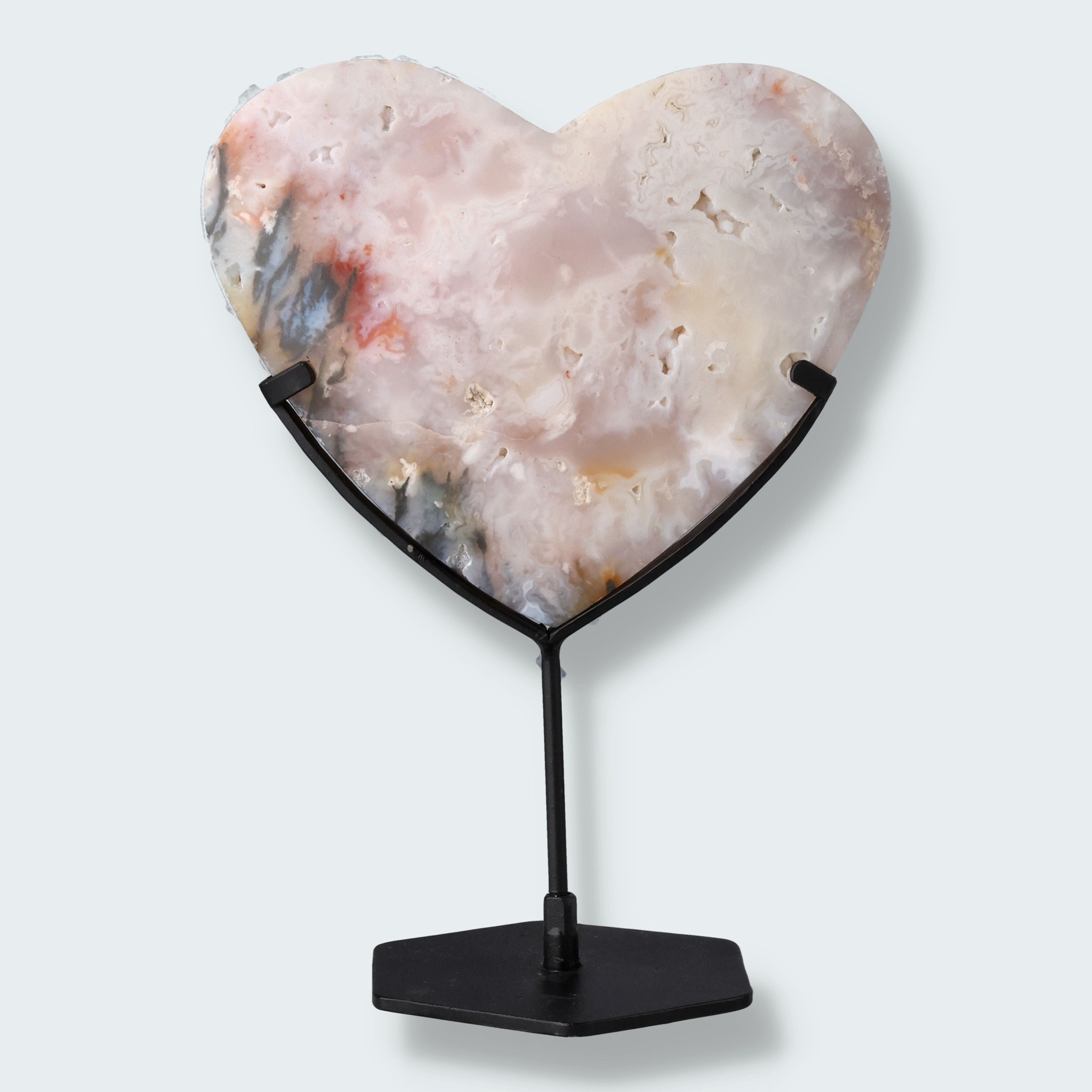 Herz auf schwarzem Standfuss aus Pink Plume Achat