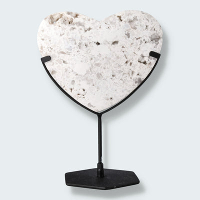 Herz auf schwarzem Standfuss aus Schnee Achat