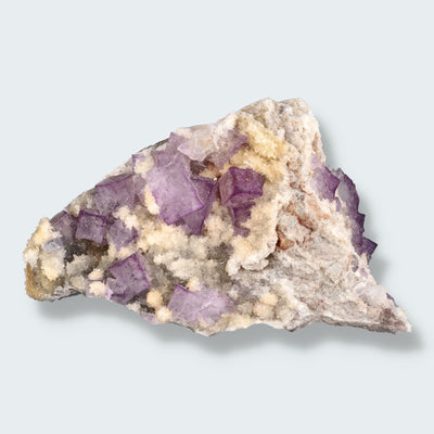 Violetter Fluorit aus Mexiko mit weissen und gelben Quarz Anlagerungen (101g)