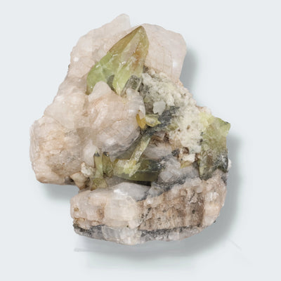 Sphen aus Pakistan auf Sockel (ca. 40g)