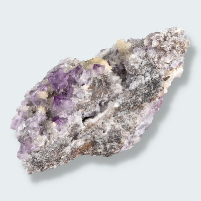 Violetter Fluorit aus Mexiko mit weissen und gelben Quarz Anlagerungen (110g)