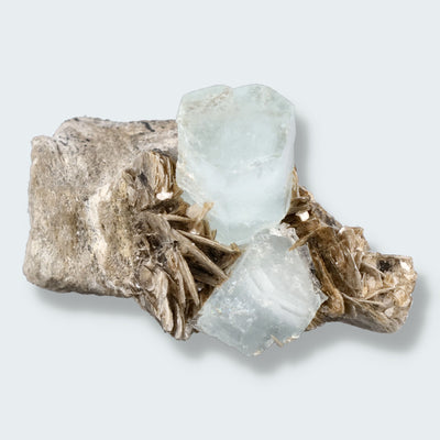 Aquamarin Stufe an Matrix aus Pakistan (85g)