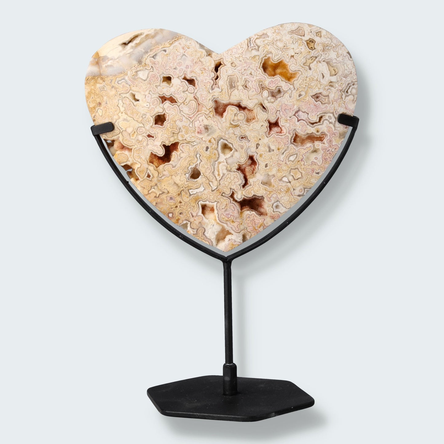 Herz auf schwarzem Standfuss aus Goldener Cracy Lace Achat