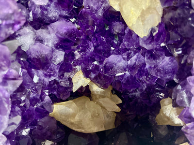 Amethyst mit Calcit Kristallen