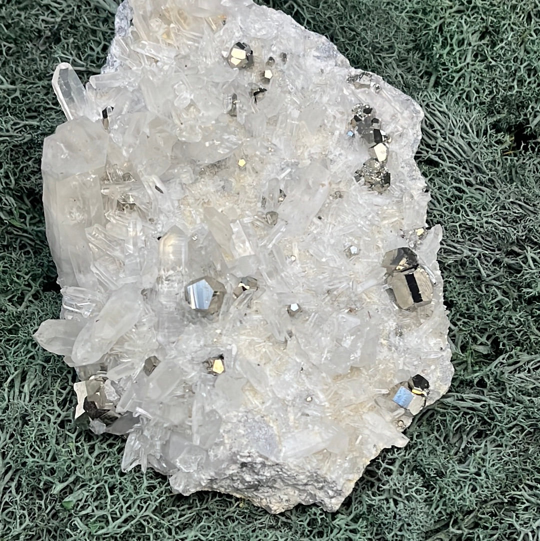 Pyrit an Bergkristall aus Indonesien (999g) - Grossstufe - Schöne Kristallspitzen - crystal paradise