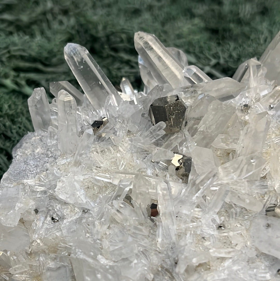 Pyrit an Bergkristall aus Indonesien (999g) - Grossstufe - Schöne Kristallspitzen - crystal paradise