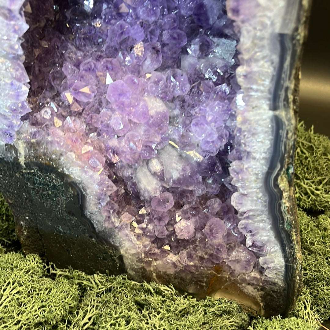 Amethyst Geode XL aus Indonesien (xg) - sehr dekorativ mit schönen violetten Kristallen