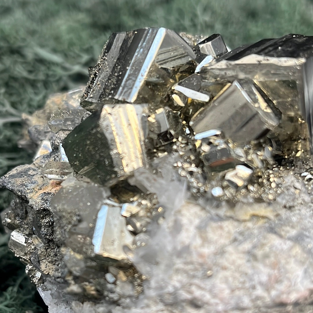 Pyrit an Bergkristall aus Indonesien (387g) - Handstufe - Schöne große Cube-Kristalle - crystal paradise