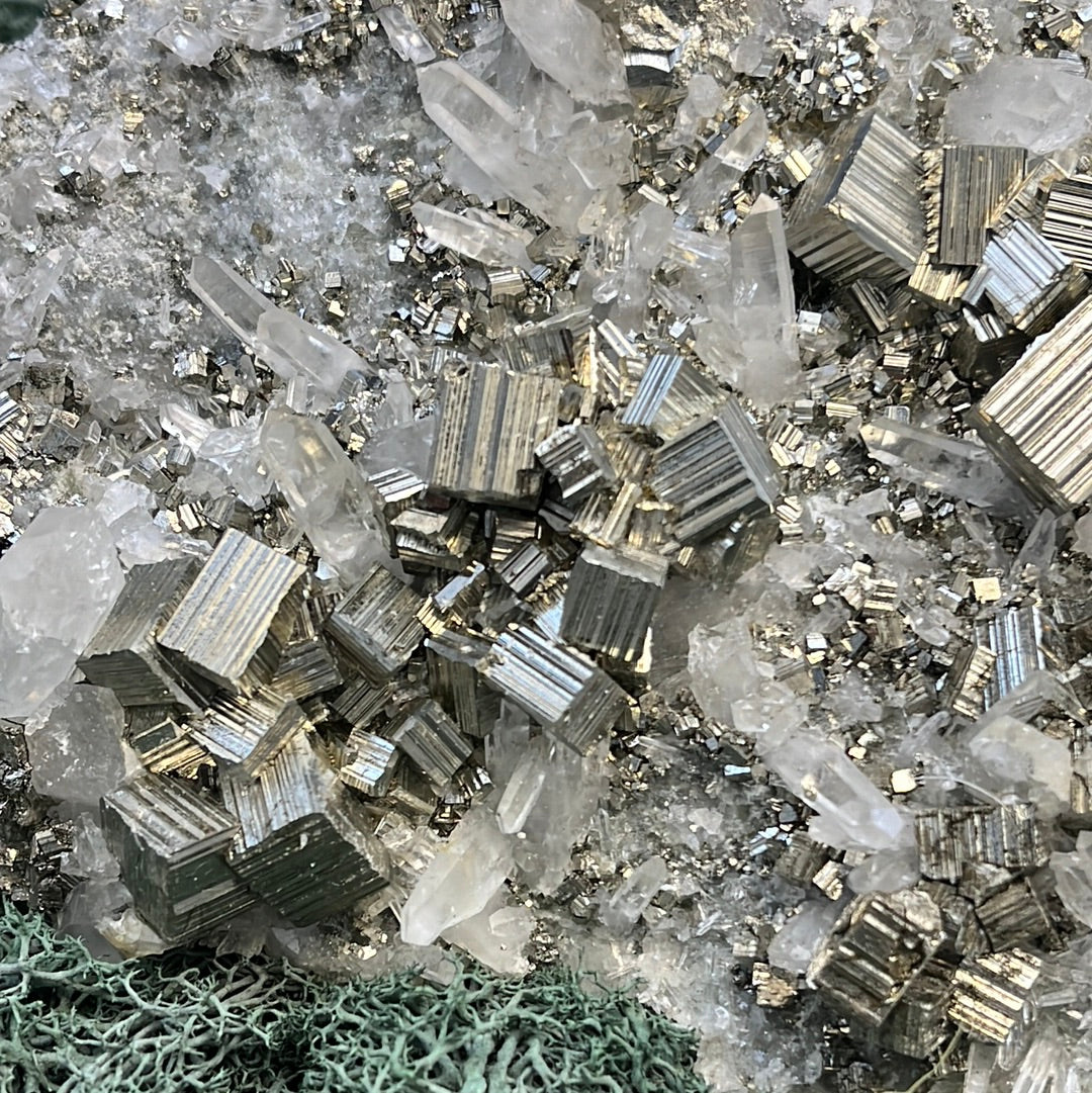 Pyrit an Bergkristall aus Indonesien (2084g) - Grossstufe - Schöne grosse Kristallspitzen und Cubes - crystal paradise