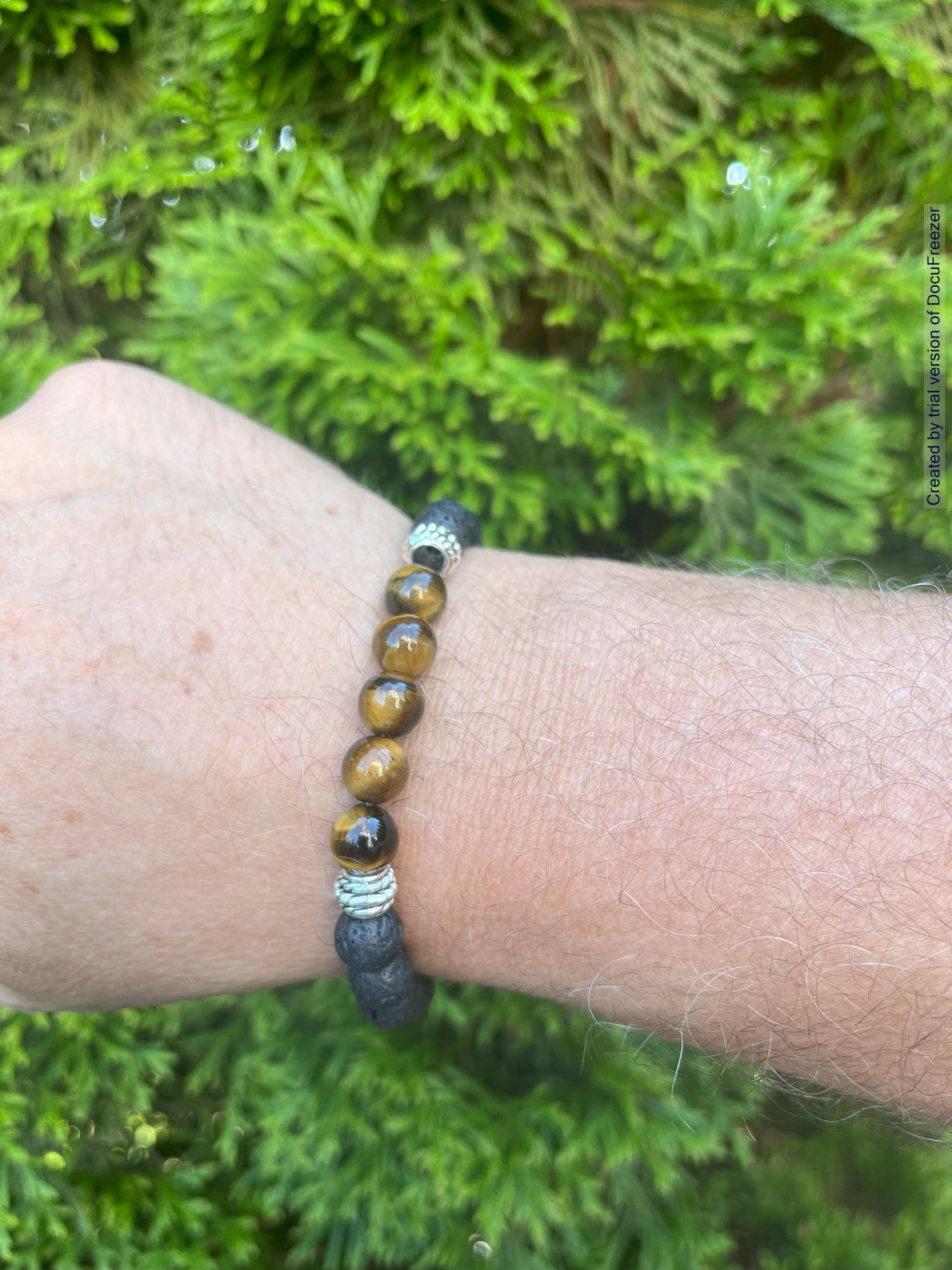 Armband aus Tigerauge-Perlen 8 mm mit Lava und Charm - verschiedene Varianten - 1 Stück - crystal paradise