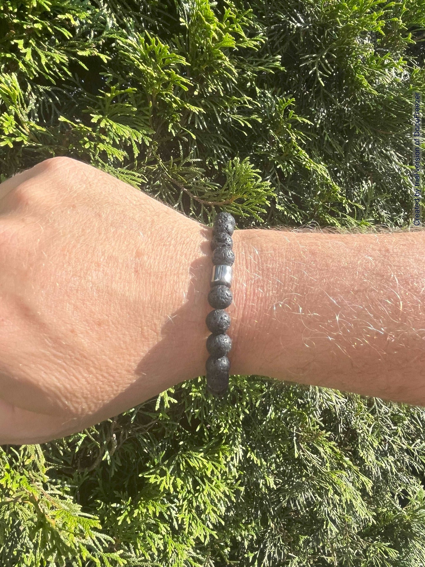 Armband aus Lava-Perlen 8 mm mit Charm - verschiedene Varianten - 1 Stück