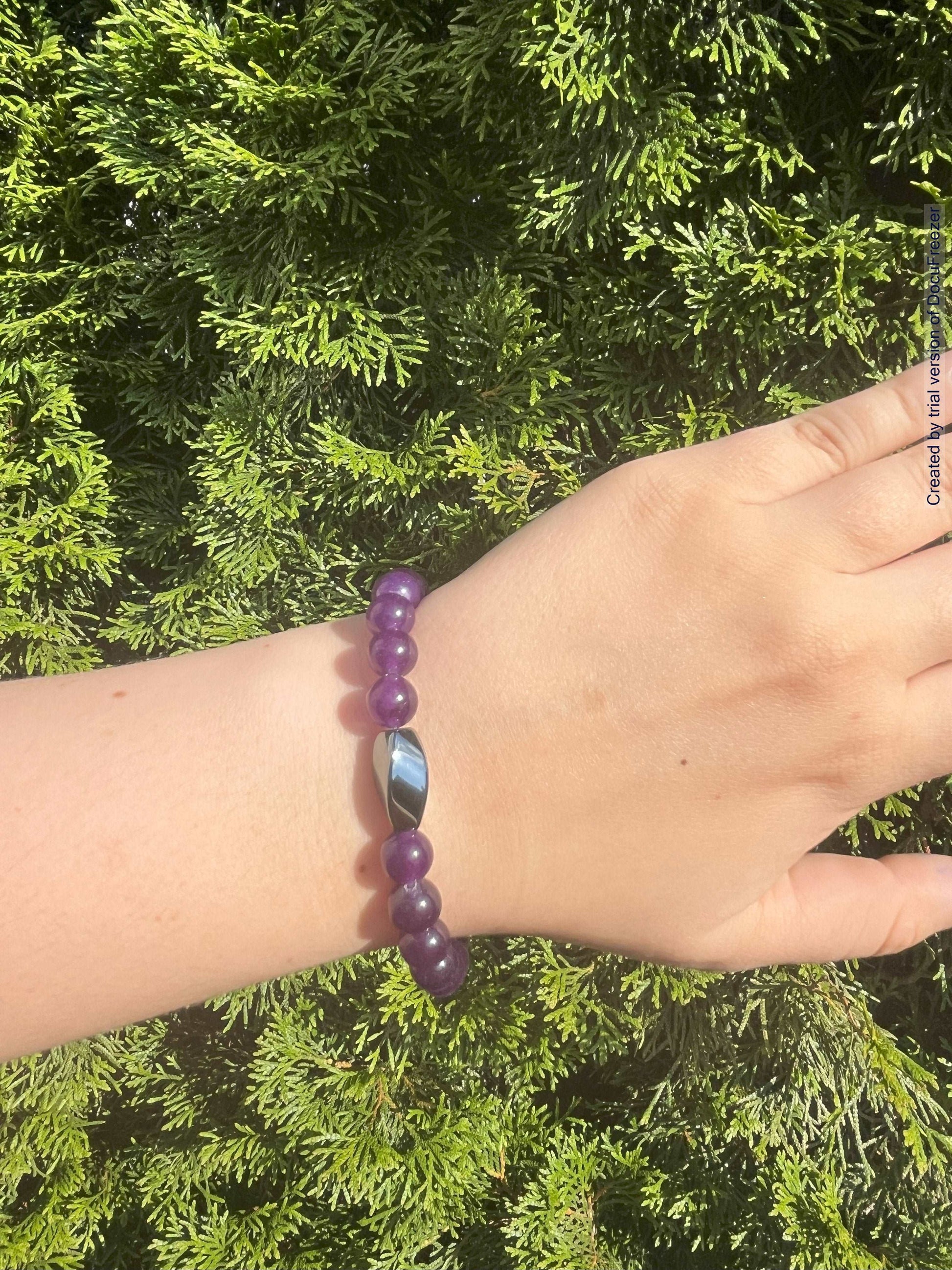 Armband aus Amethyst-Perlen 8 mm mit Charm - verschiedene Varianten - 1 Stück