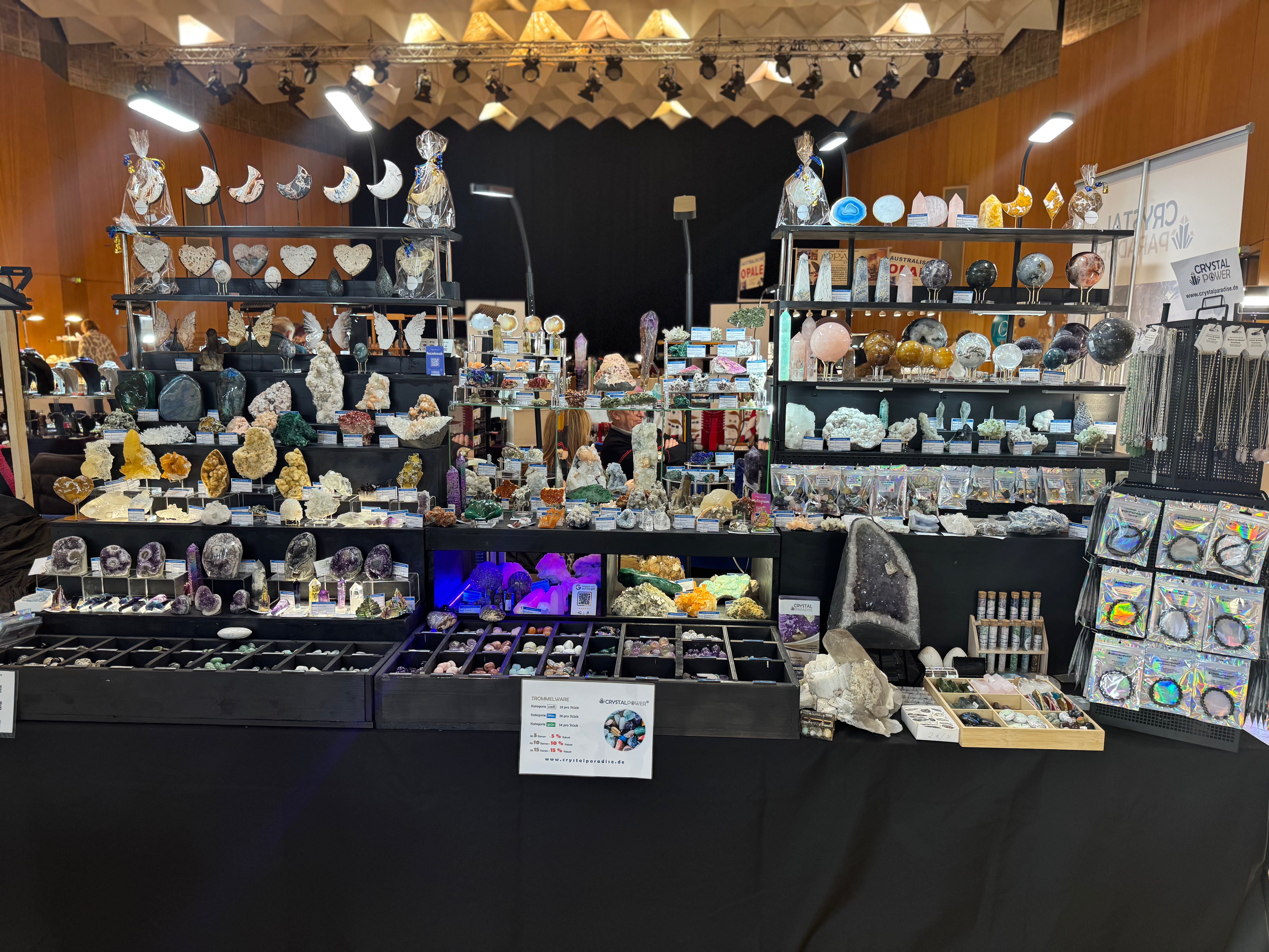 Messestand von crystal paradise Verkauf von Mineralien, Heilsteinen, Sammlerstücken und Dekoartikel sowie Geschenkartikel