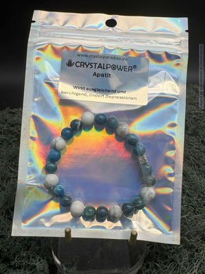 Bracelet en perles d'apatite bleue et de howlite 8 mm avec breloque