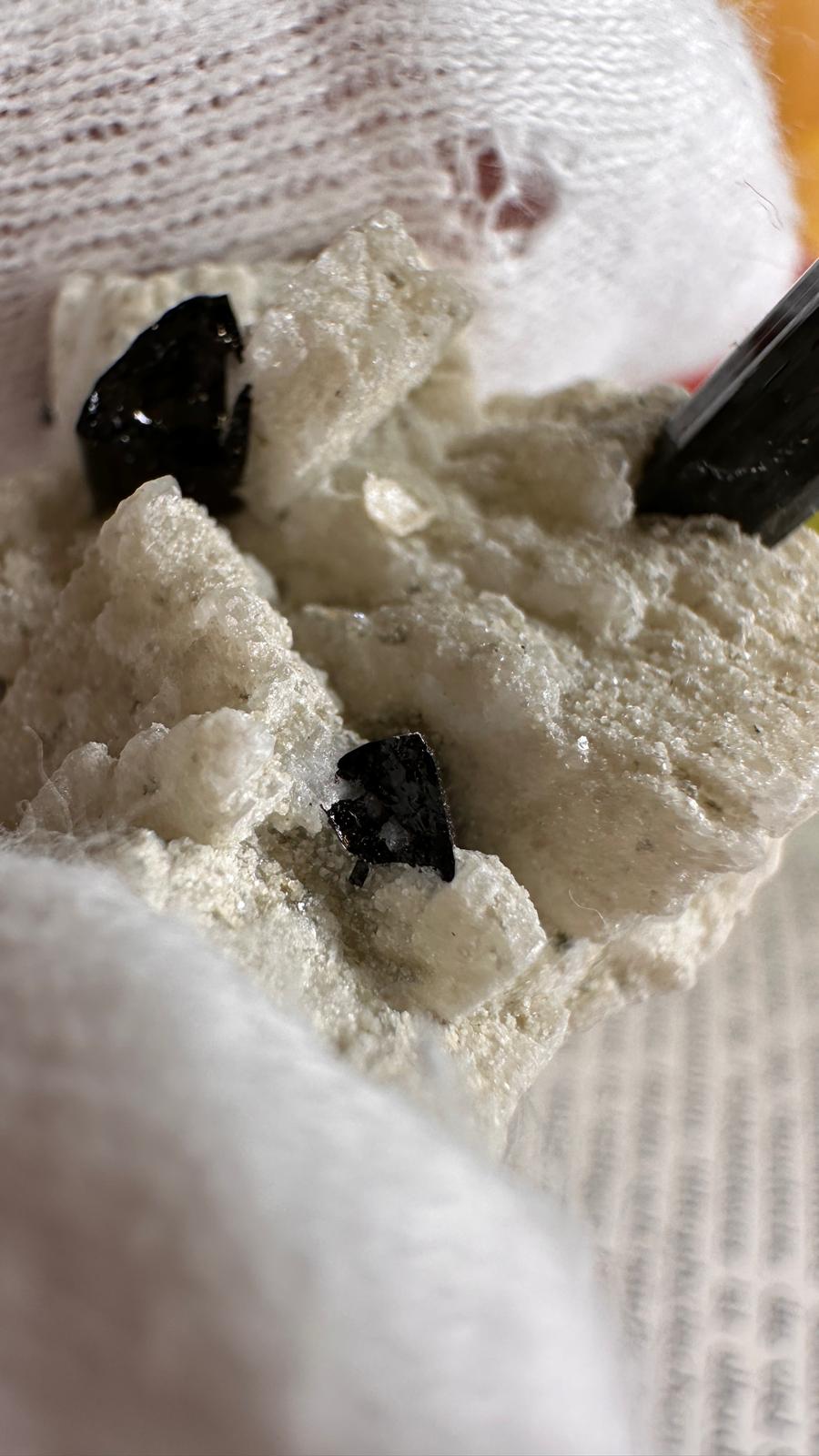 Schwarzer Schörl Turmalin an Himalaya Bergkristall (8g) - crystal paradise