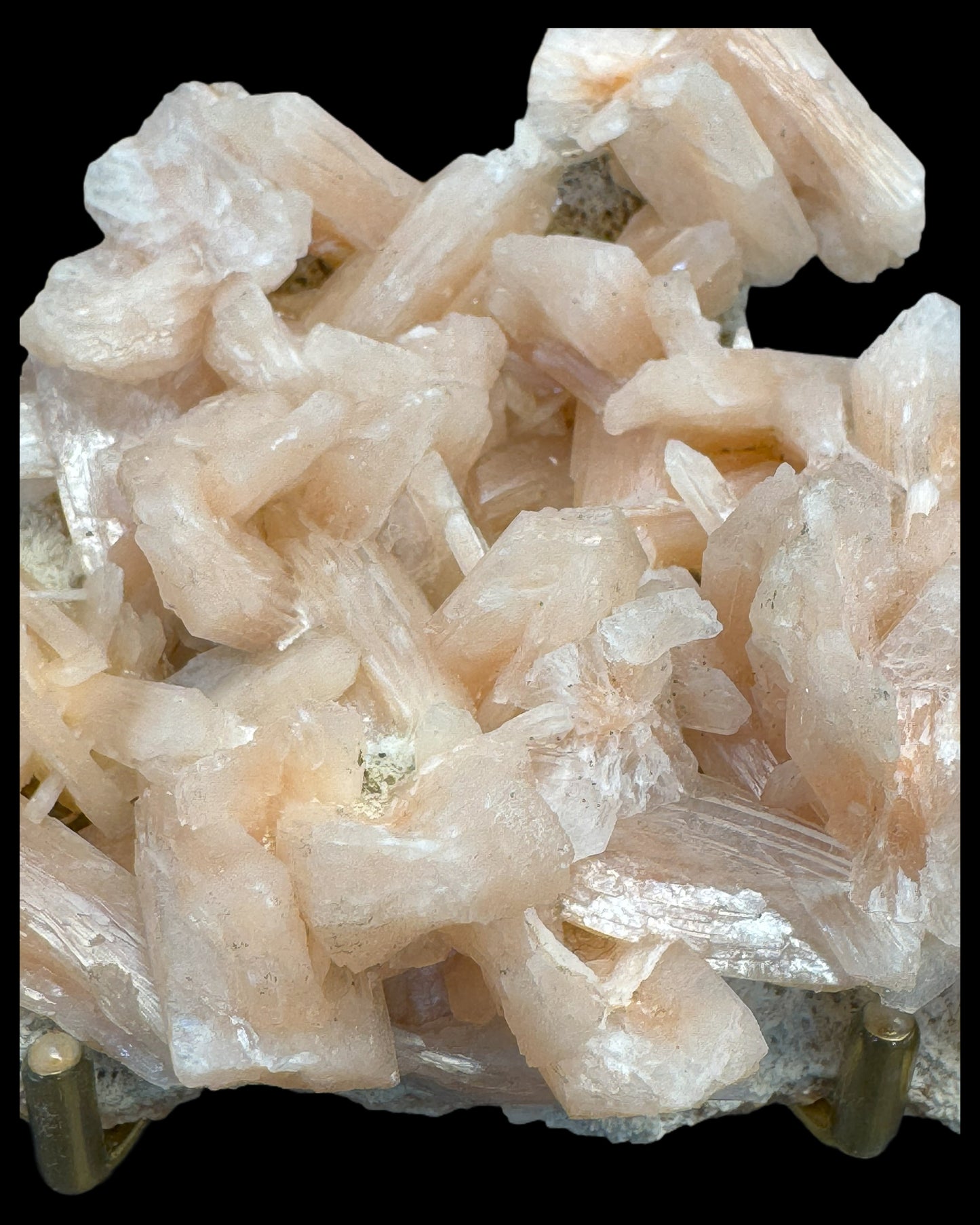 Stilbite cluster specimen on zeolite from India (164g) - many large crystals 