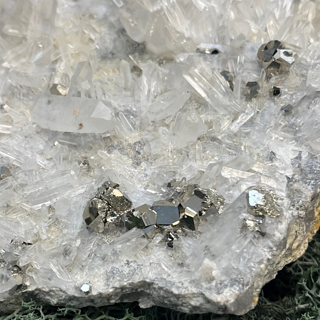 Pyrit an Bergkristall aus Indonesien (999g) - Grossstufe - Schöne Kristallspitzen - crystal paradise