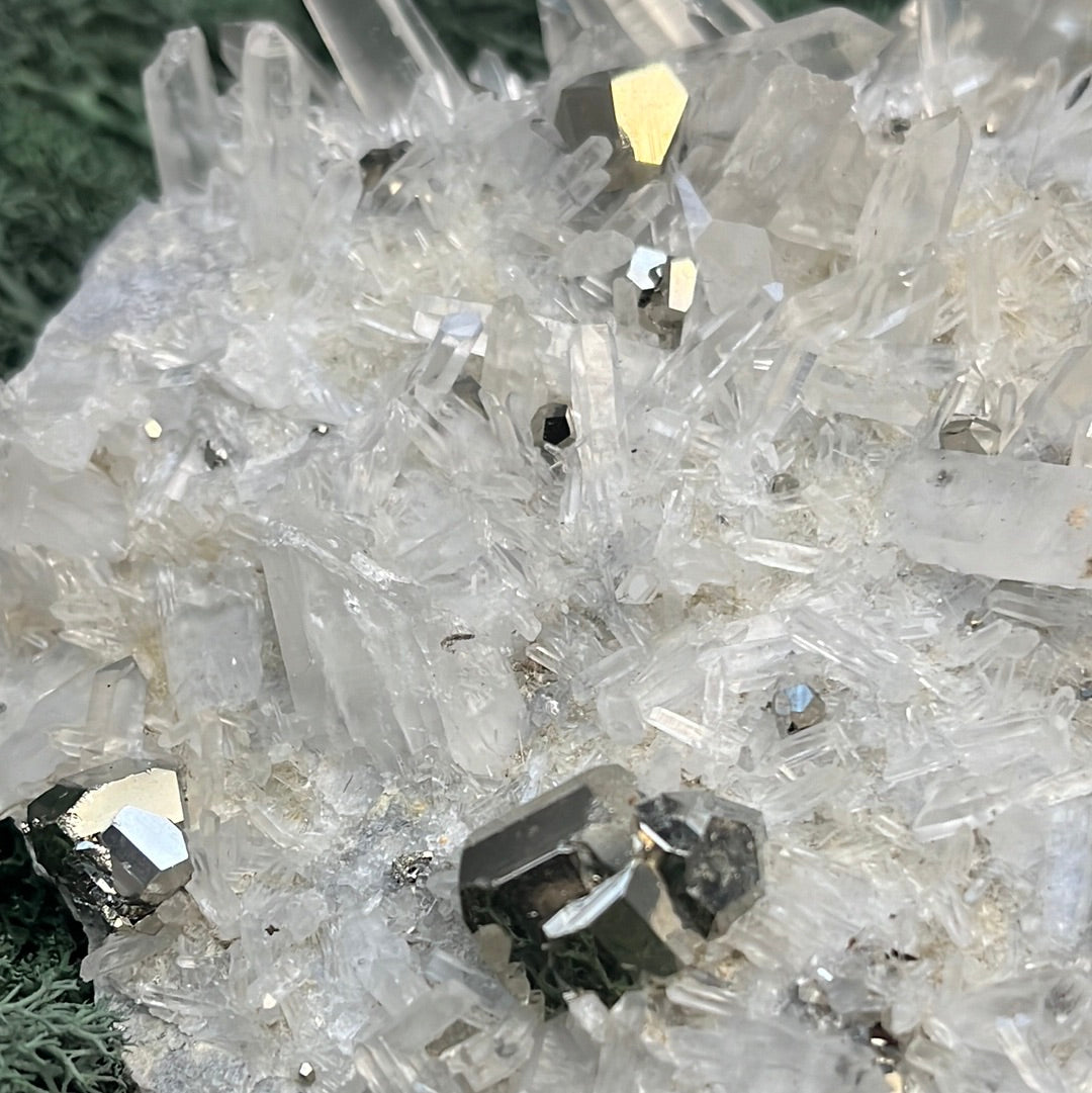 Pyrit an Bergkristall aus Indonesien (999g) - Grossstufe - Schöne Kristallspitzen - crystal paradise