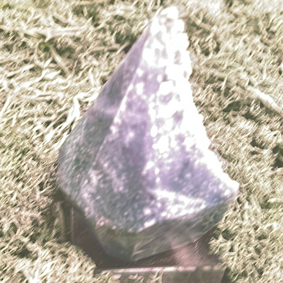 Trauben Achat Freeform aus Indonesien  (220g) - schönes Violett in Obeliskenform - crystal paradise