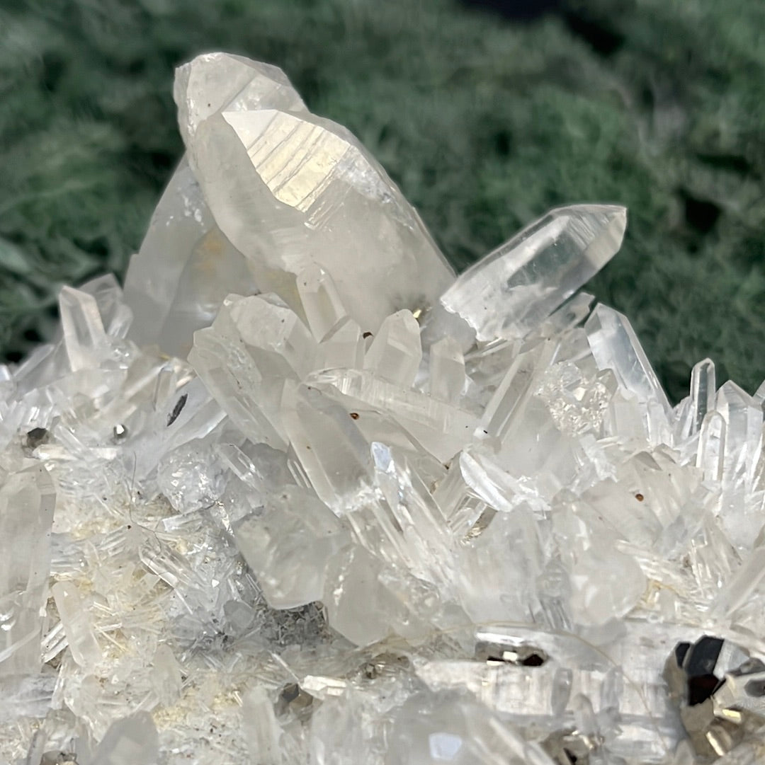 Pyrit an Bergkristall aus Indonesien (999g) - Grossstufe - Schöne Kristallspitzen - crystal paradise