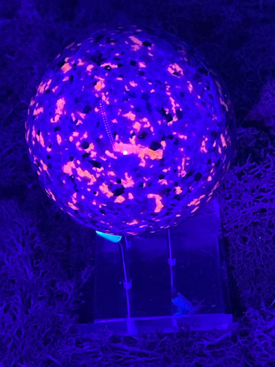 Yooperlit Kugel medium aus Michigan / USA - "Glowing Rock" - UV reaktiv - 1 Stück - ~ 8cm (550g) - crystal paradise