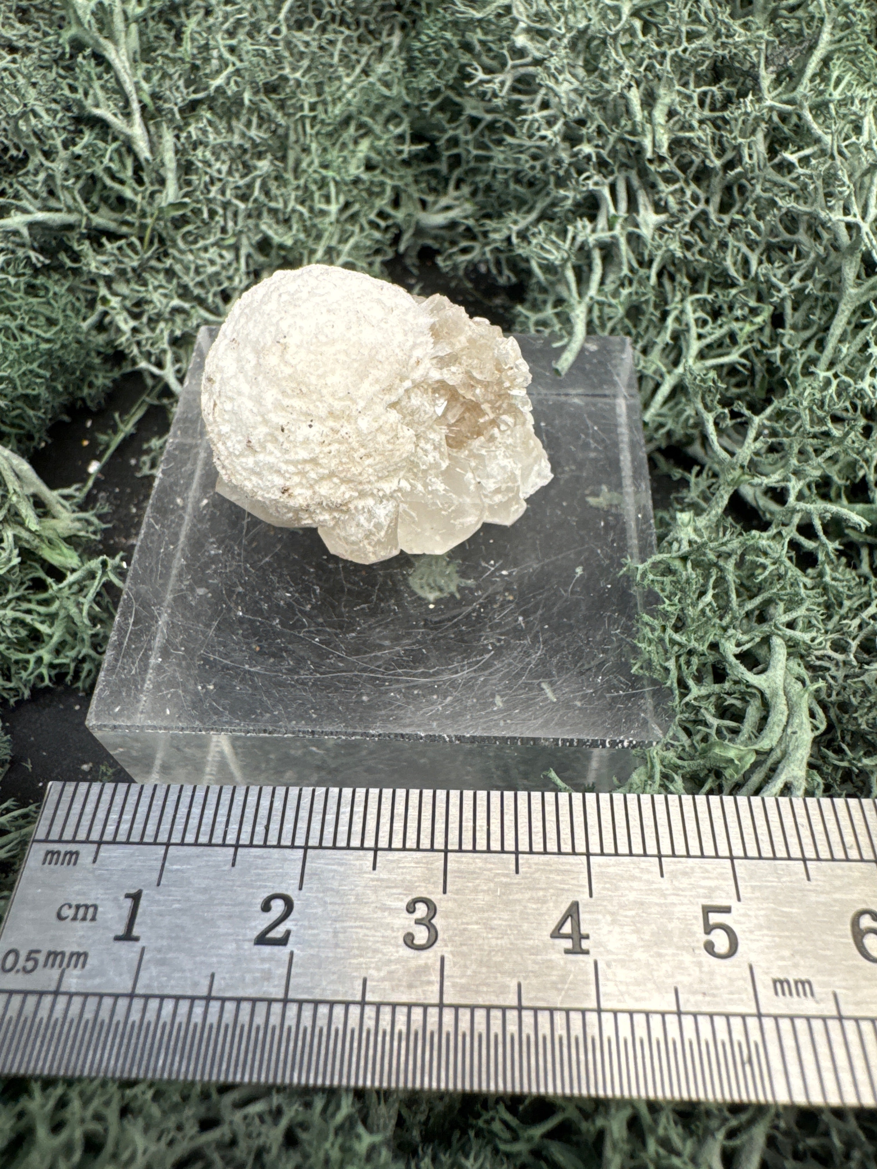Okenit auf Calcit und Apophyllit Kugel aus Indien ca. 20g - crystal paradise