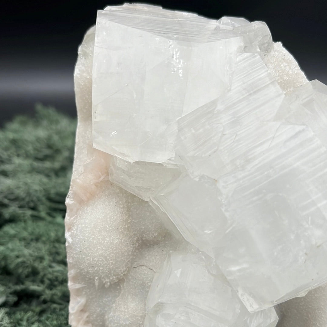 Apophyllit Grosssstufe aus Indien (1094g) - sehr grosse Kristalle zusammen mit milchigen Sugar Crystals