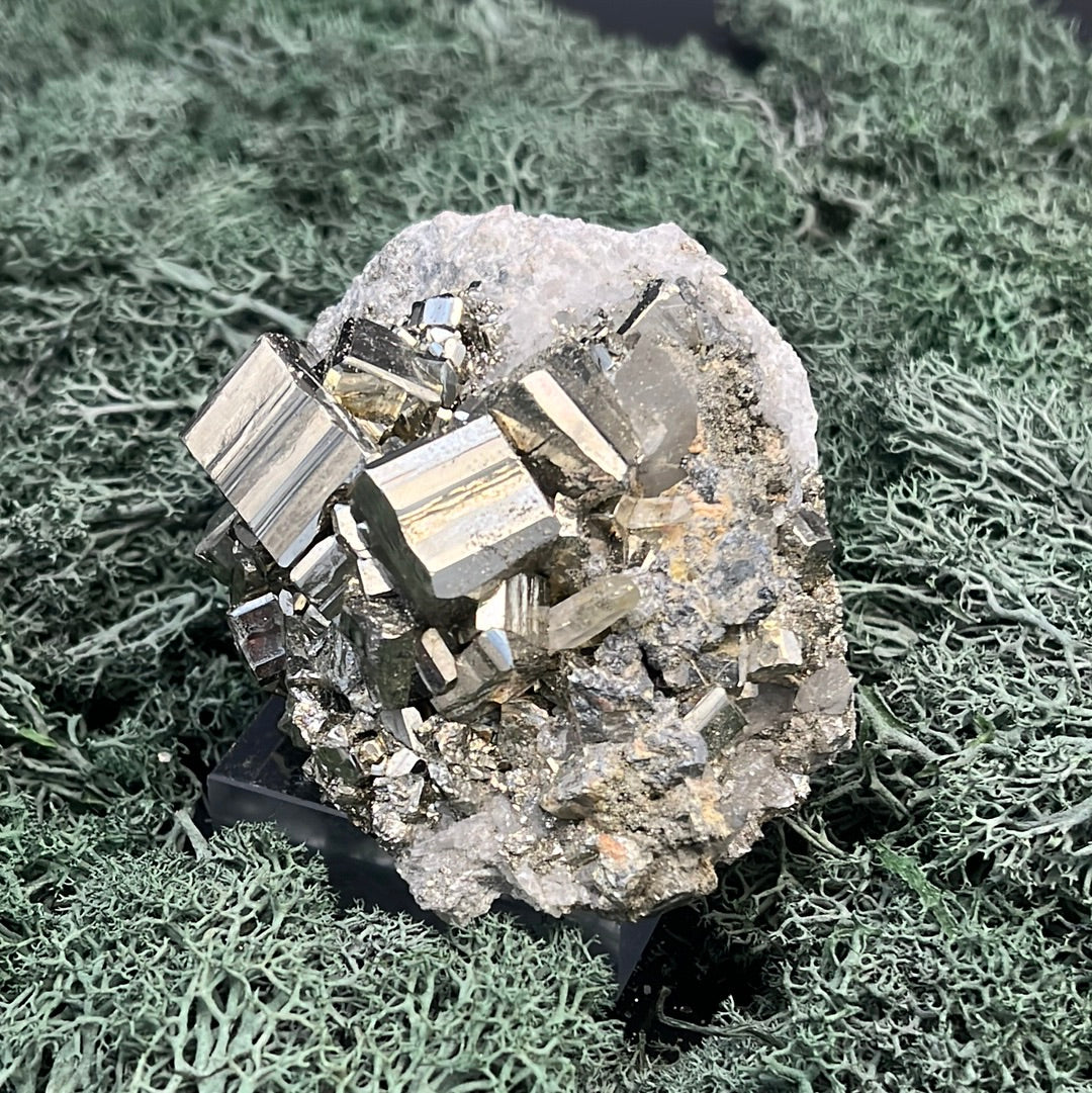 Pyrit an Bergkristall aus Indonesien (387g) - Handstufe - Schöne große Cube-Kristalle - crystal paradise