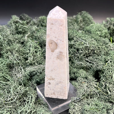 Deko: Obelisk aus Schneeachat (150 - 250 g) - crystal paradise