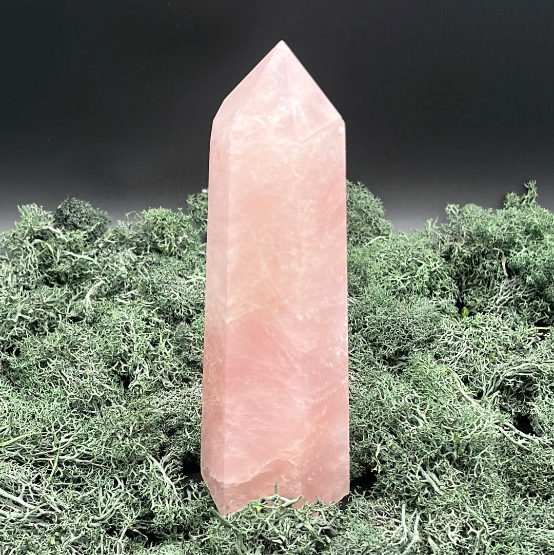 Rosenquarz Obelisk (rosa transparent)- 1 Stück - crystal paradise