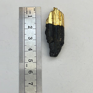 Schwarzer Turmalin Anhänger als Pendel, natürlicher Rohstein in dunkler Farbe, tropfenförmig, 1 Stück