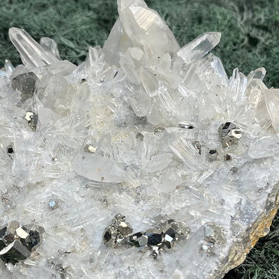 Pyrit an Bergkristall aus Indonesien (999g) - Grossstufe - Schöne Kristallspitzen - crystal paradise