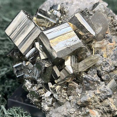 Pyrit an Bergkristall aus Indonesien (387g) - Handstufe - Schöne große Cube-Kristalle - crystal paradise