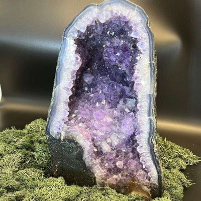 Amethyst Geode XL aus Indonesien (xg) - sehr dekorativ mit schönen violetten Kristallen