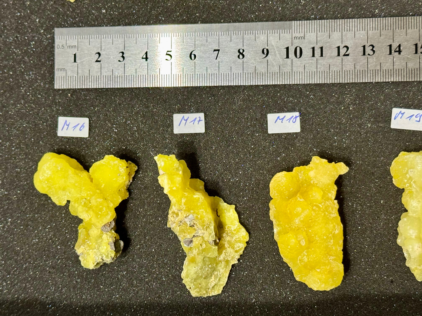 Brucit aus Kharan, Pakistan- verschiedene Stücke (M >10g) - 1 Stück - leuchtend schönes Gelb - crystal paradise