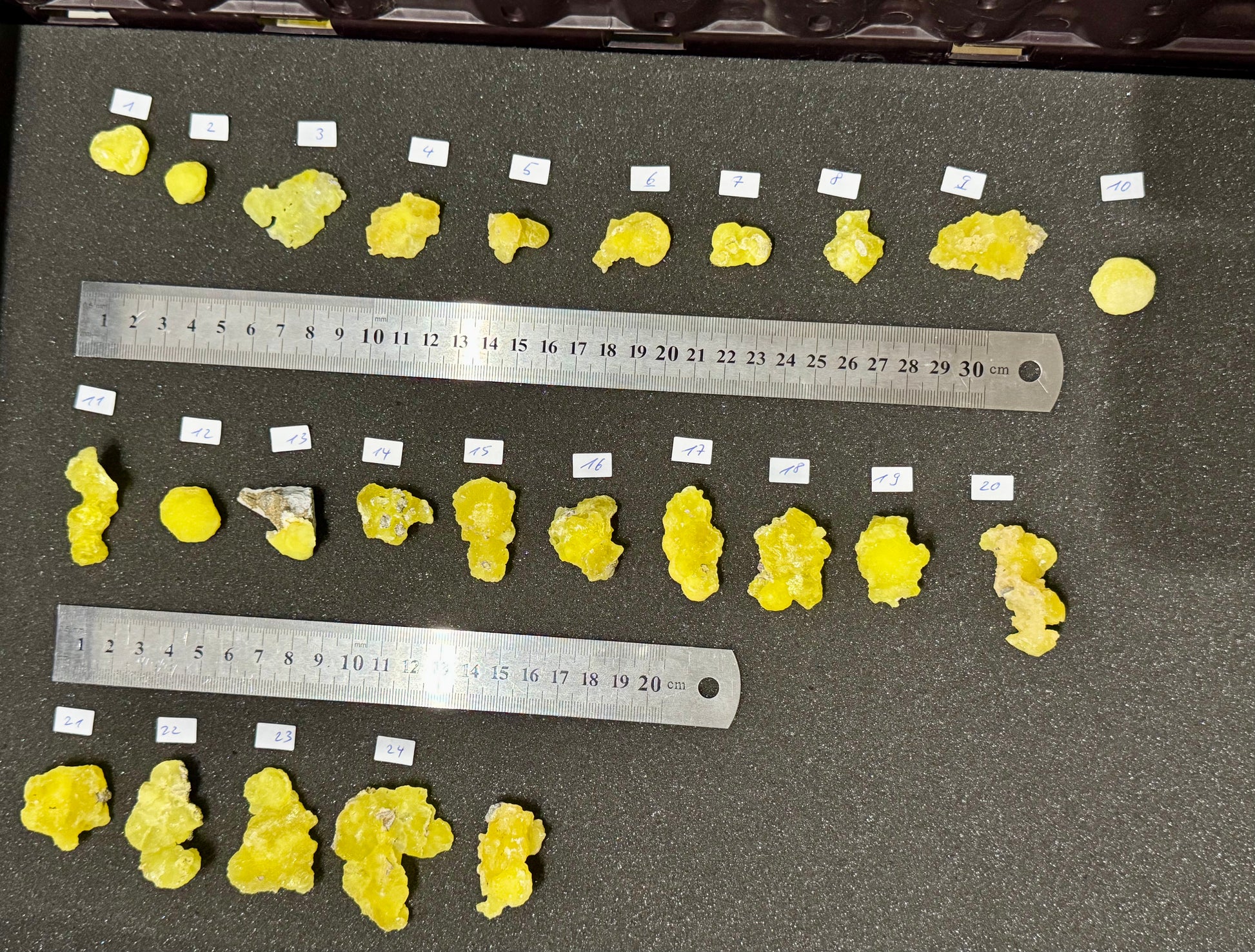 Brucit aus Kharan, Pakistan- verschiedene Stücke (S <10g) - 1 Stück - leuchtend schönes Gelb - crystal paradise
