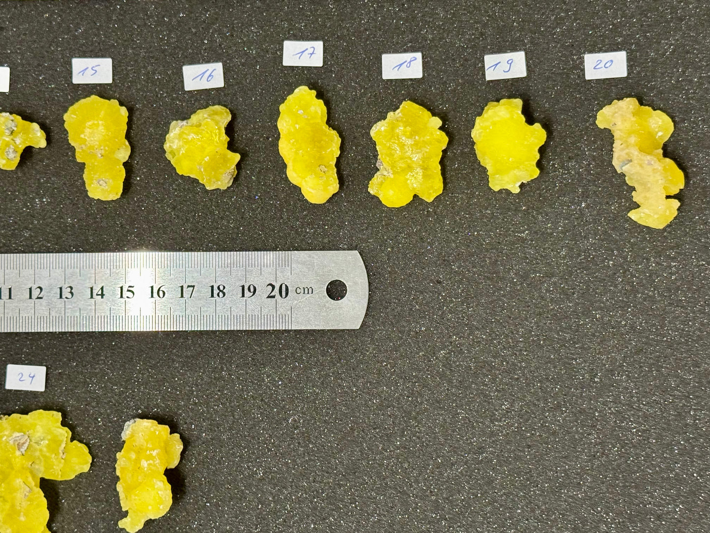 Brucit aus Kharan, Pakistan- verschiedene Stücke (S <10g) - 1 Stück - leuchtend schönes Gelb - crystal paradise