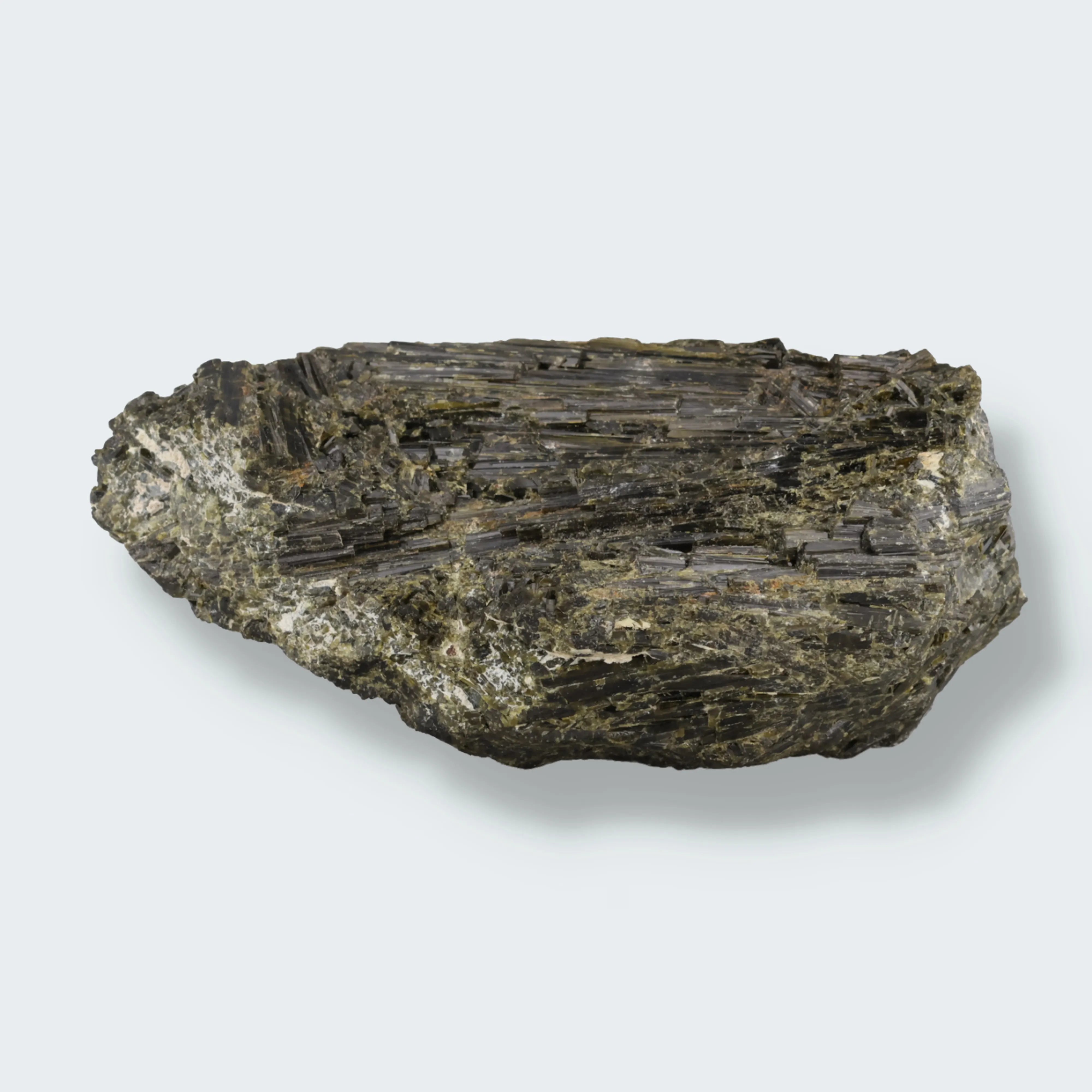 Grüner Turmalin Madagaskar, naturbelassenes Unikat mit prismatischer Kristallstruktur, 973 g