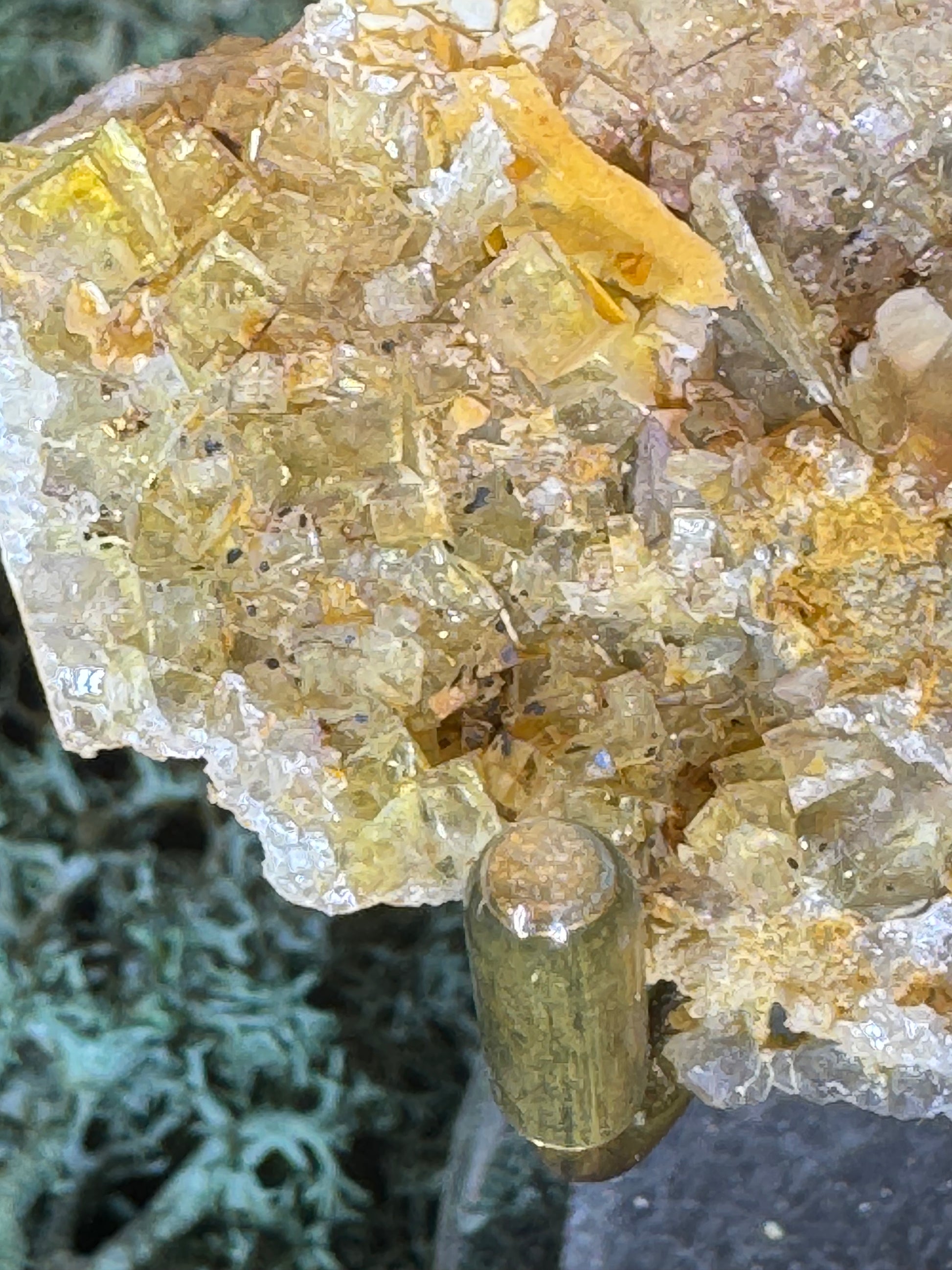 Fluorit Stufe aus dem Marienschacht in Wölsendorf, Bayern (verschiedene Farben und Größen) - 1 Stück - crystal paradise