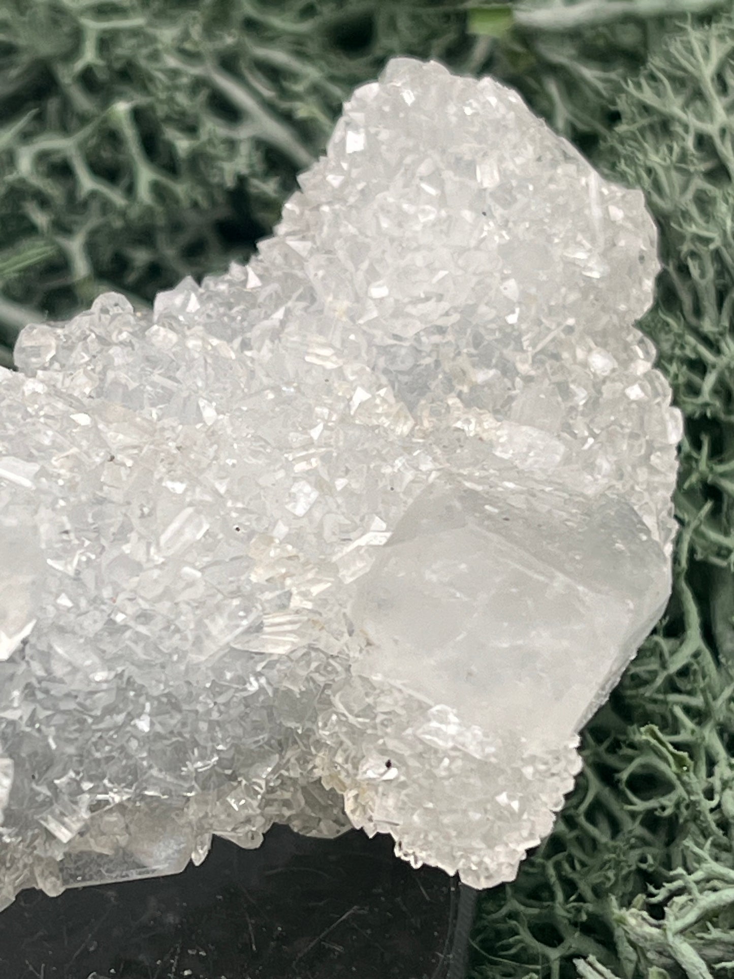 Apophyllit Stufe aus Indien (102g) - schöne grosse Kristalle zusammen mit Sugar Crystals