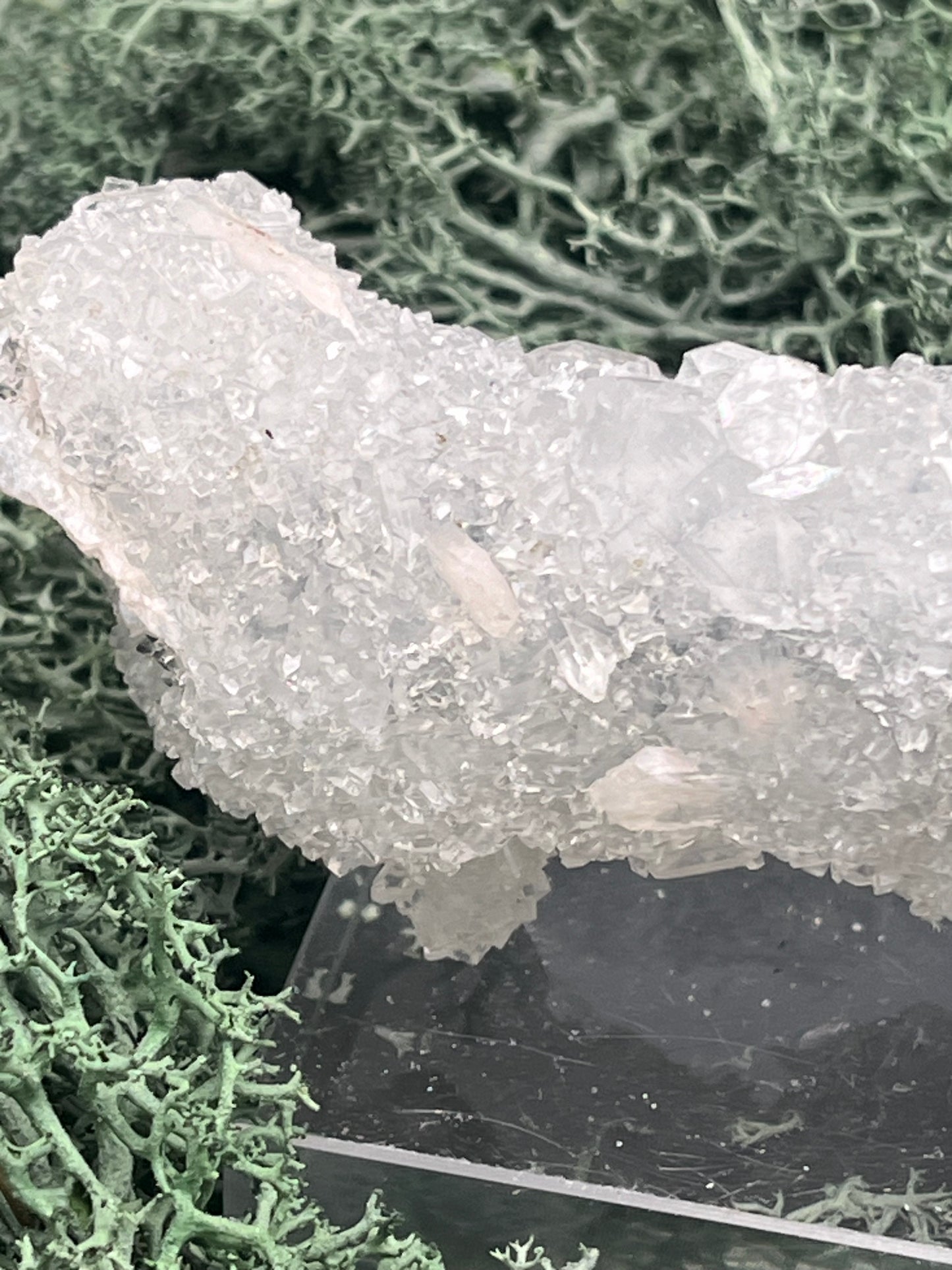 Apophyllit Stufe aus Indien (102g) - schöne grosse Kristalle zusammen mit Sugar Crystals