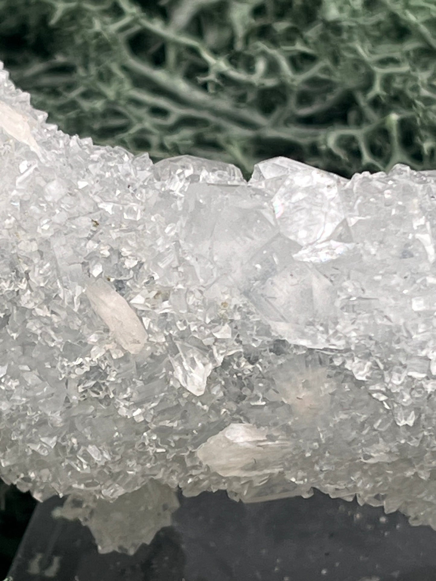 Apophyllit Stufe aus Indien (102g) - schöne grosse Kristalle zusammen mit Sugar Crystals