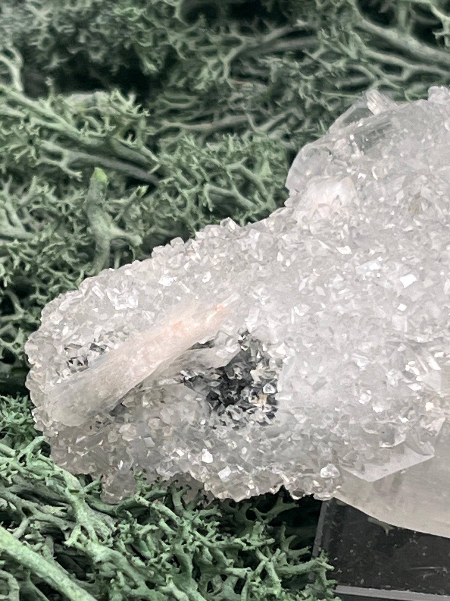 Apophyllit Stufe aus Indien (102g) - schöne grosse Kristalle zusammen mit Sugar Crystals