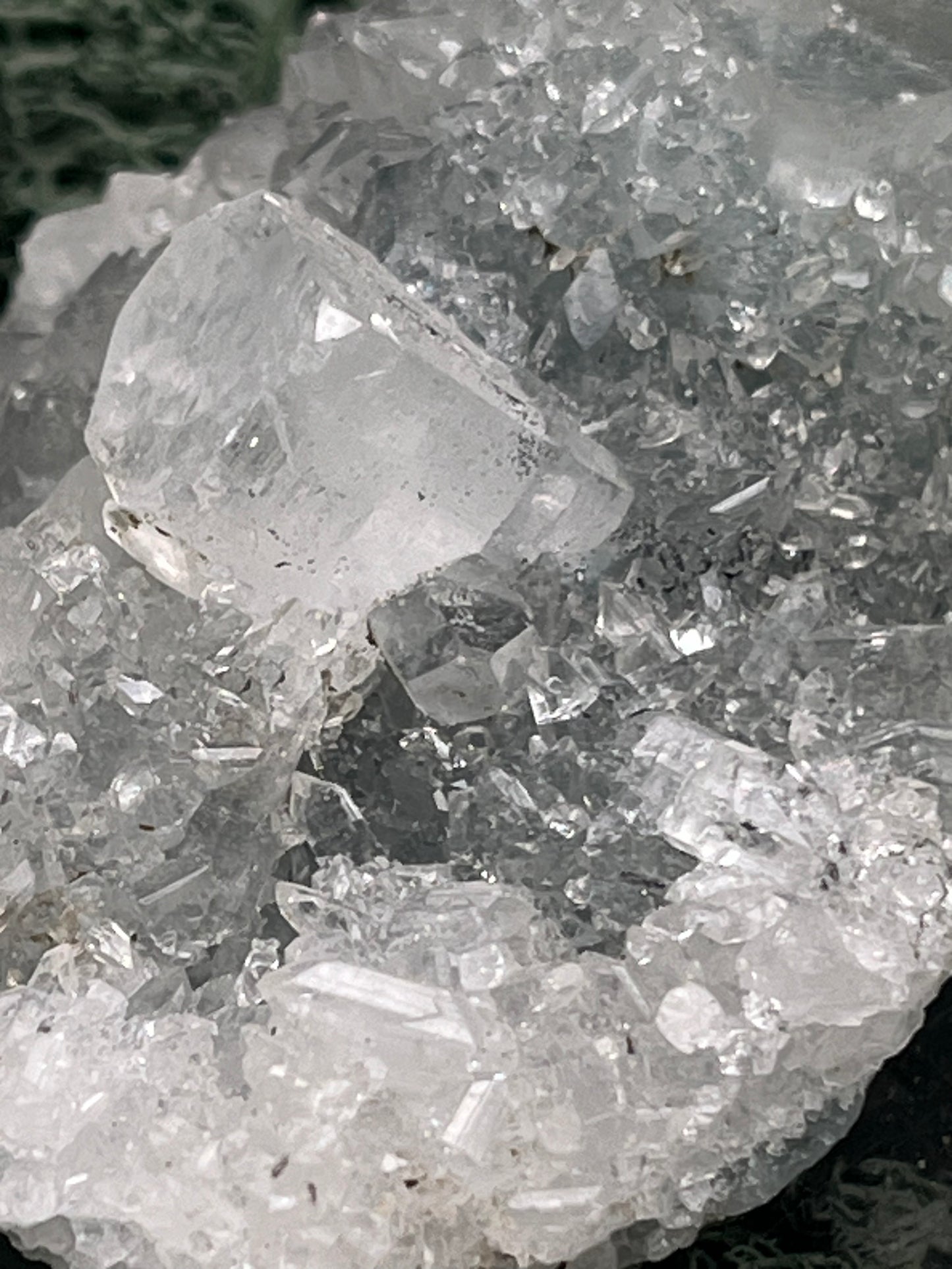 Apophyllit Stufe aus Indien (88g) - schöne grosse Kristalle zusammen mit Sugar Crystals