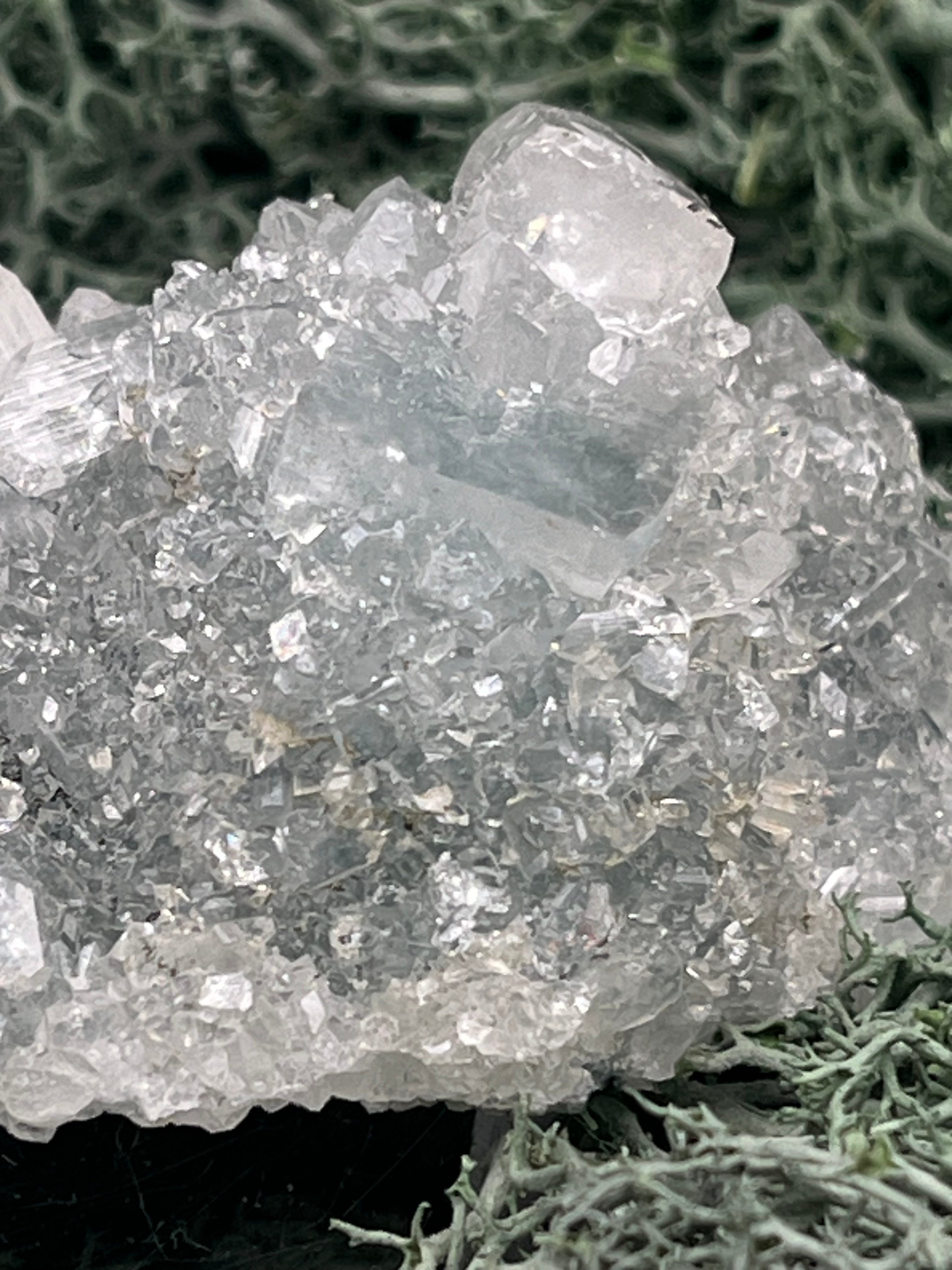 Apophyllit Stufe aus Indien (88g) - schöne grosse Kristalle zusammen mit Sugar Crystals - crystal paradise