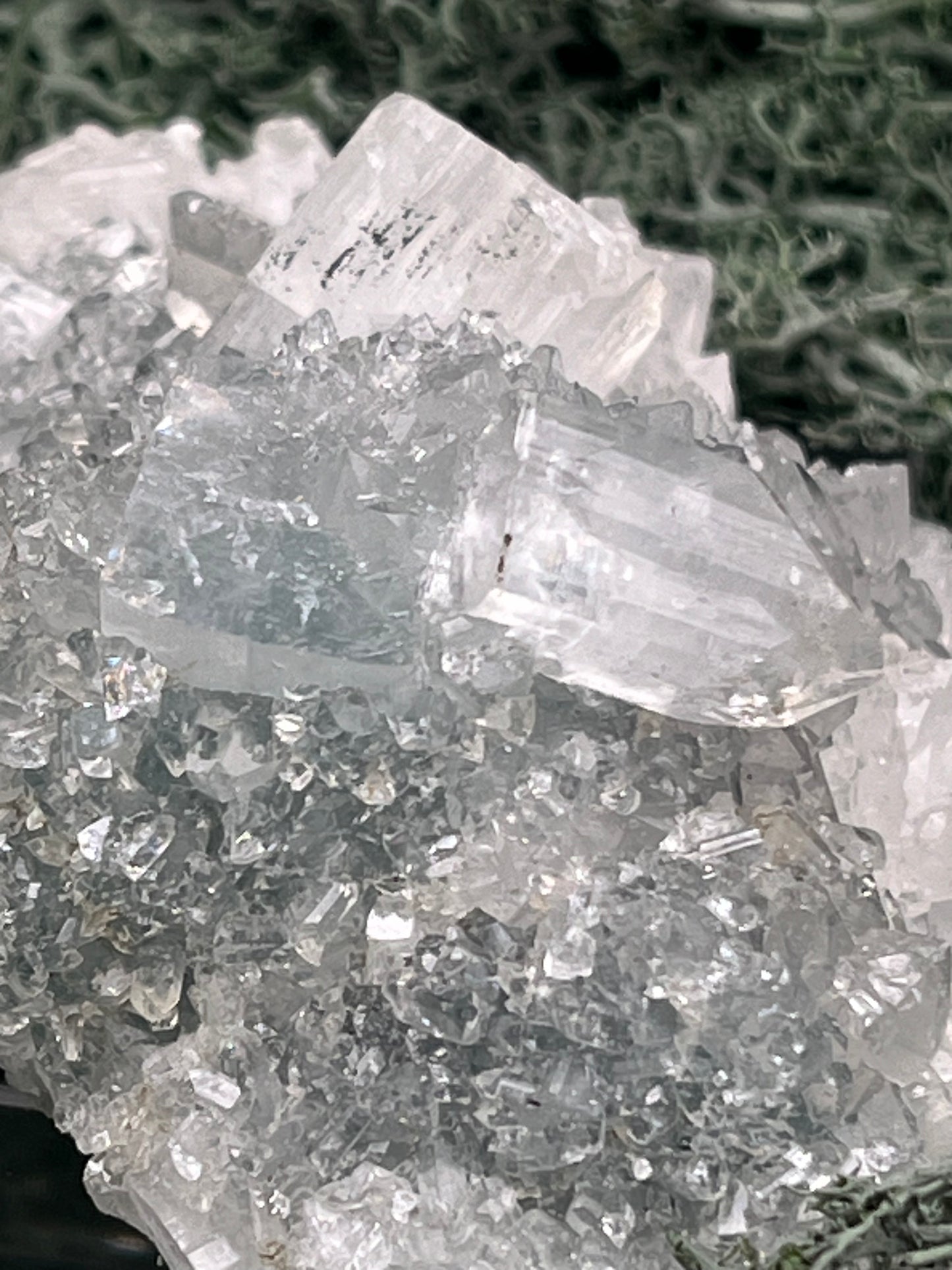 Apophyllit Stufe aus Indien (88g) - schöne grosse Kristalle zusammen mit Sugar Crystals