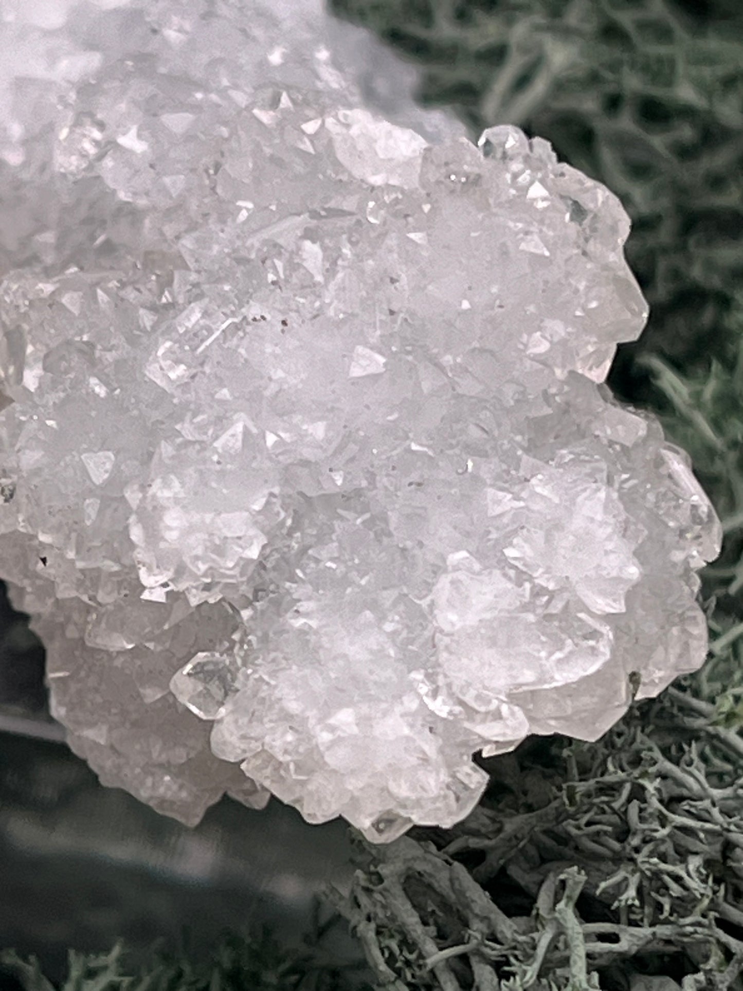 Apophyllit Stufe aus Indien (91g) - schöne grosse Kristalle zusammen mit Sugar Crystals