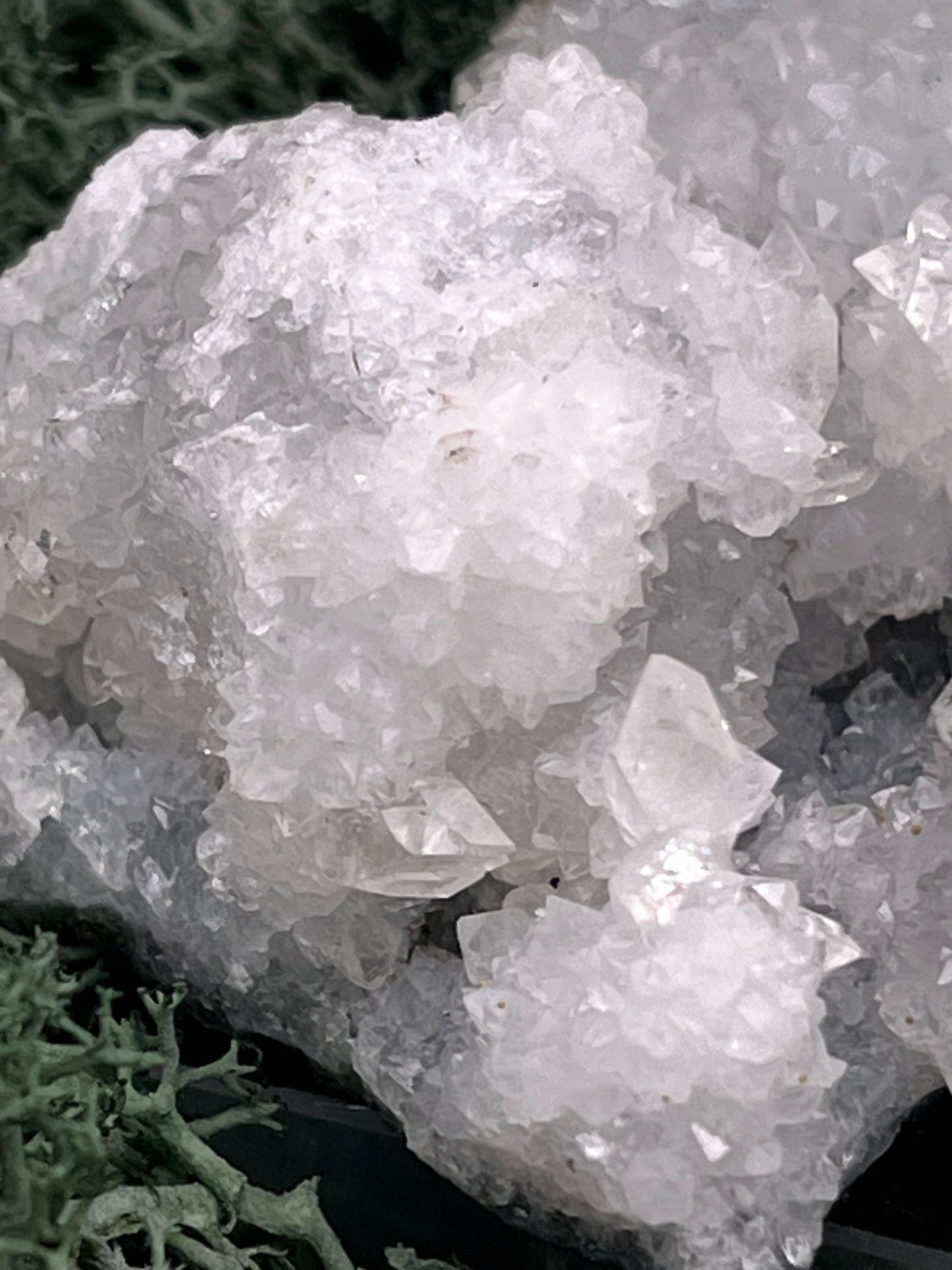 Apophyllit Stufe aus Indien (87g) - schöne grosse Kristalle zusammen mit Sugar Crystals