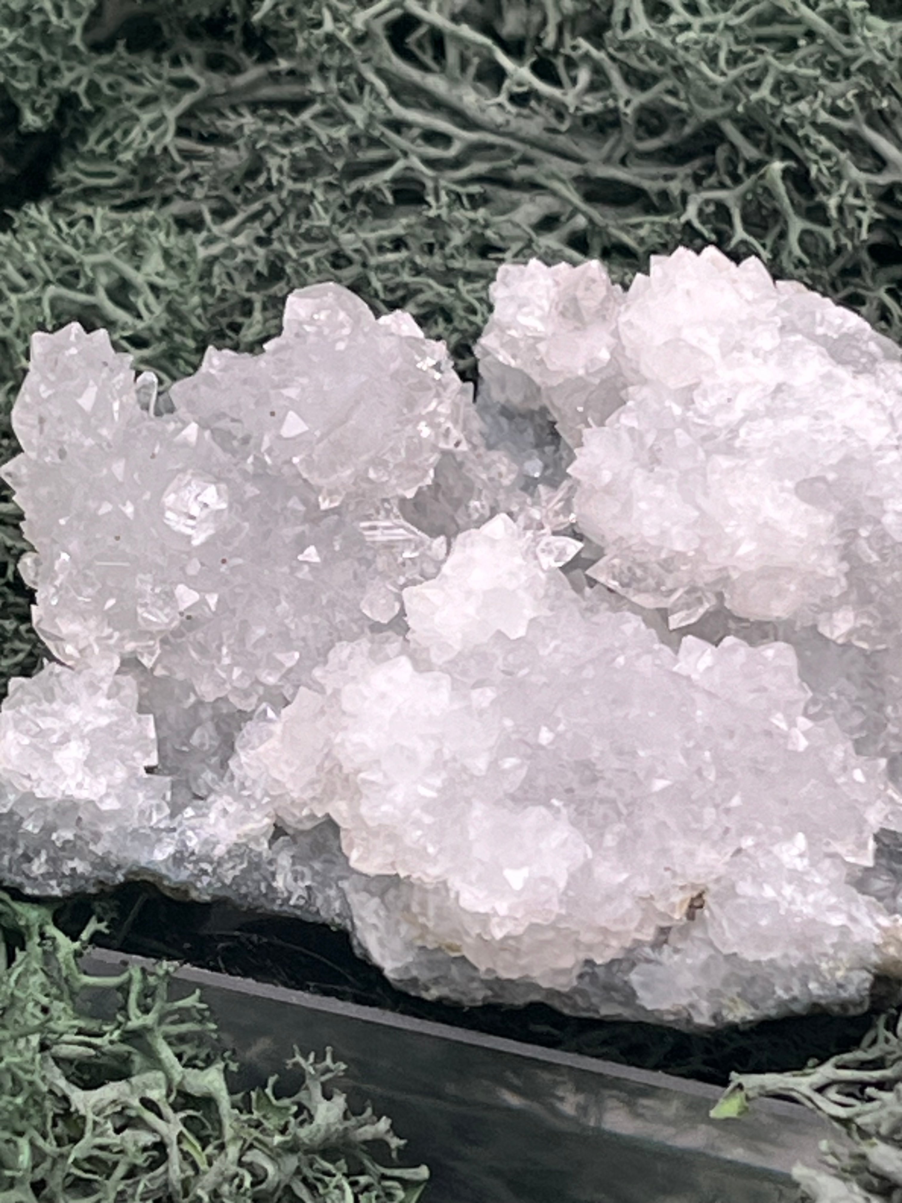 Apophyllit Stufe aus Indien (87g) - schöne grosse Kristalle zusammen mit Sugar Crystals - crystal paradise