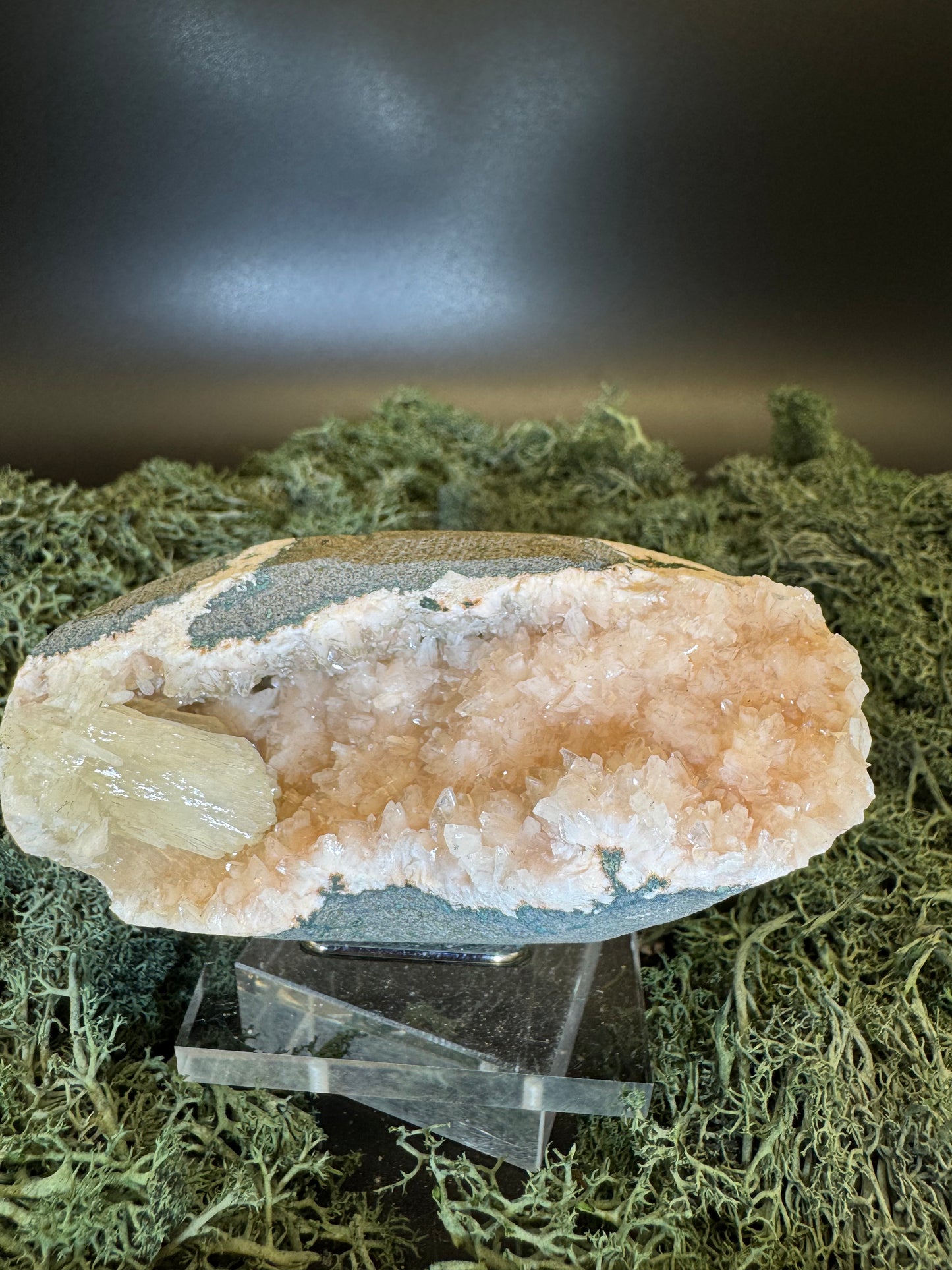 Heulandit / Euzeolit Geode mit Stilbit aus Maharashtra, Nashik pune, Indien (285g)